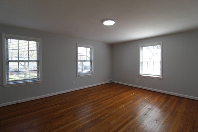 Building Photo - April FREE On This 2 Bedroom 1 Bath Duplex In The Waldo Area