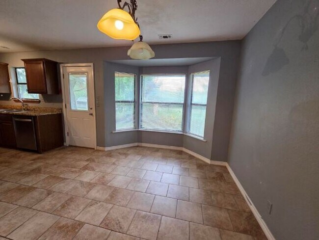 Building Photo - FOR LEASE!!