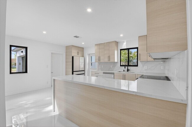 Building Photo - 513 Lindell Blvd