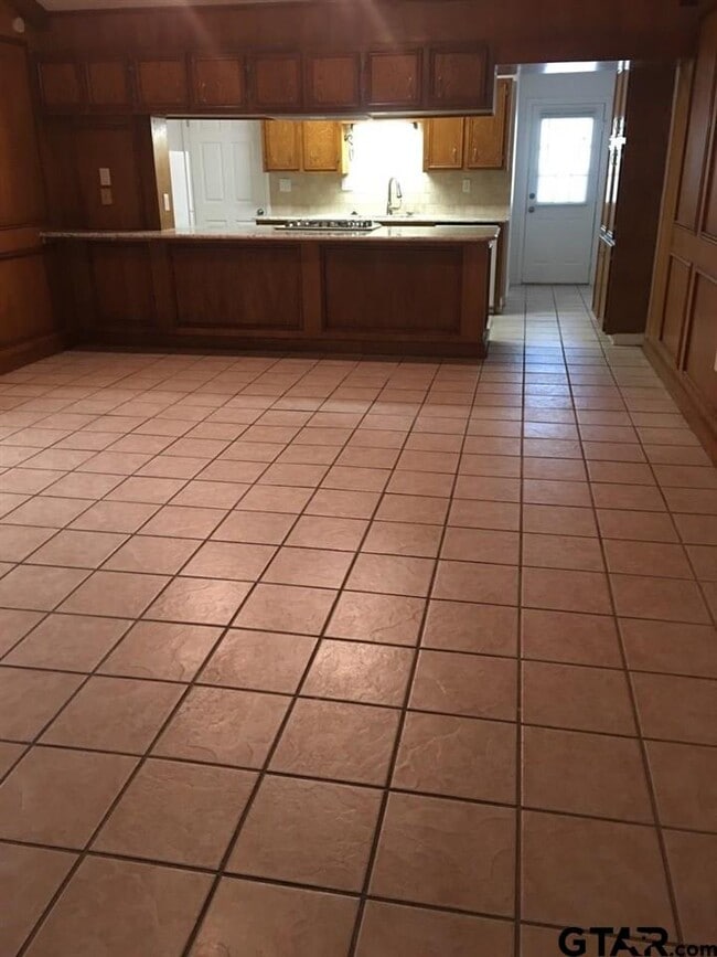 Building Photo - 6020 Plantation Dr