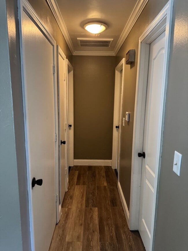 Building Photo - 2 Bedroom | 1 bath - Remodeled Unit Locate...