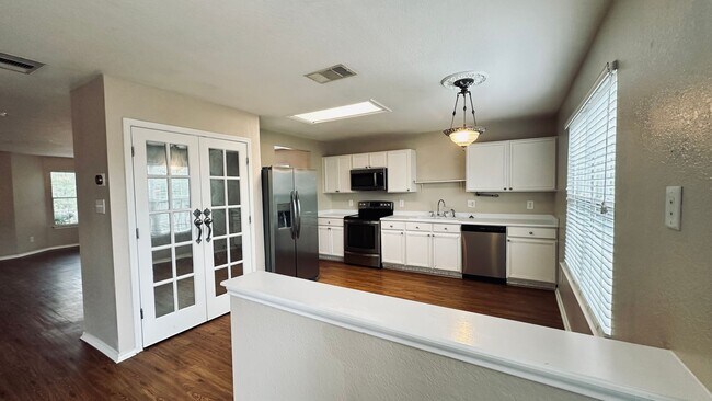 Building Photo - 5 Bedroom Home in Dover Subdivision!