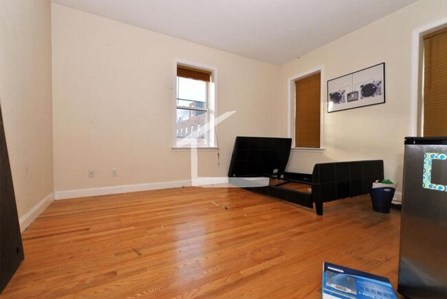 Building Photo - $1k Utilities Rebate Promo! Fab Apt near B...