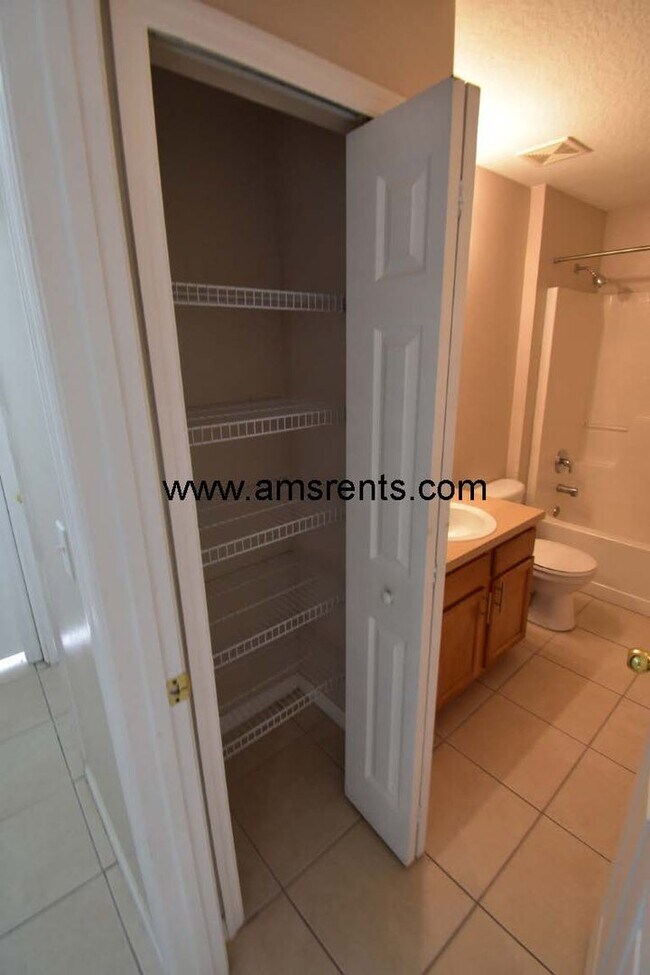Building Photo - Spacious 3 bedroom 2 bath in Poinciana