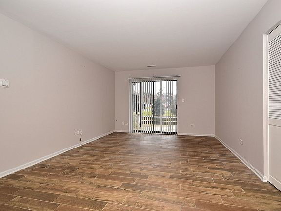 Building Photo - "Charming 2-Bedroom Oasis with 2 Full Bath...