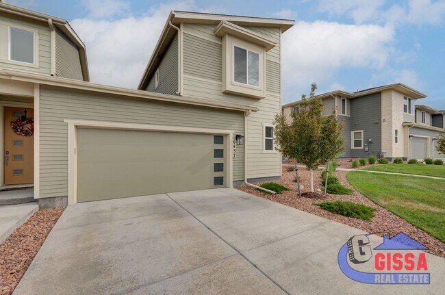 Building Photo - Beautiful, modern townhouse with primary b...