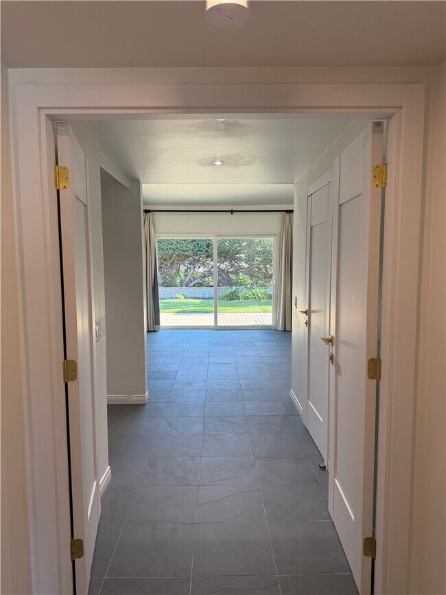 Building Photo - 15999 Via De Las Palmas