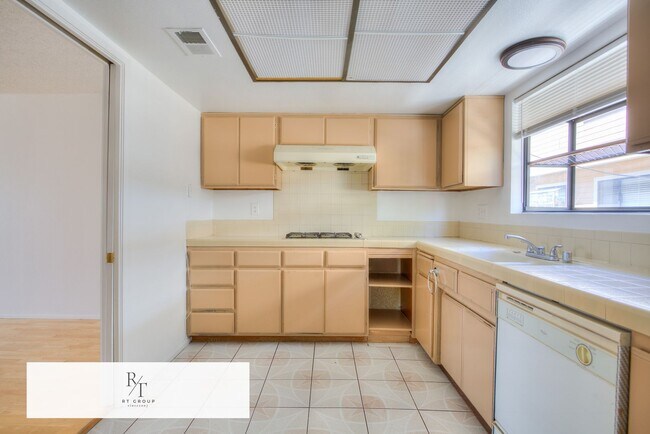 Building Photo - Beautiful Front Unit in Gated Community – ...