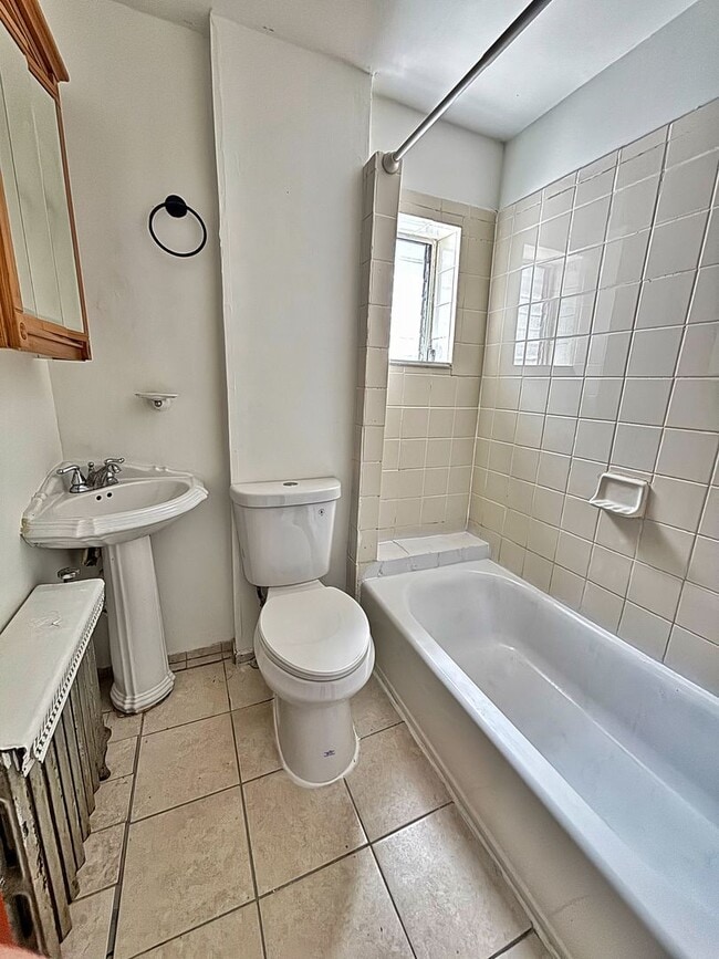 Building Photo - For Rent: 3 Bedroom, 1 Bath House – Availa...