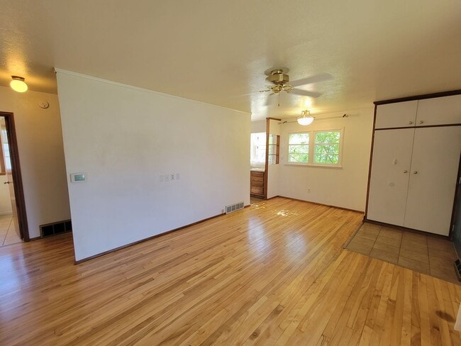 Building Photo - 2 Bedroom House