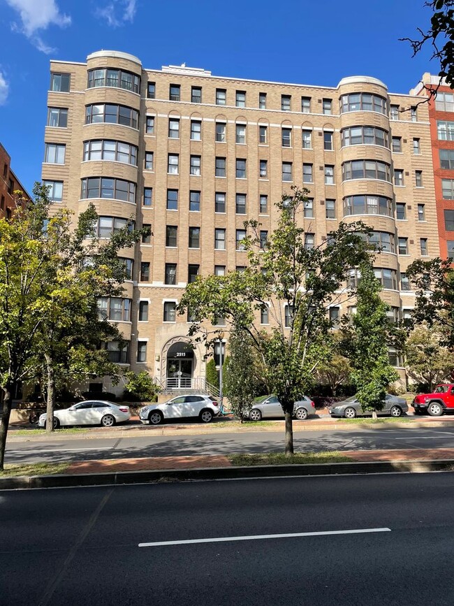 Primary Photo - Foggy Bottom One Bedroom, All Utilties Inc...