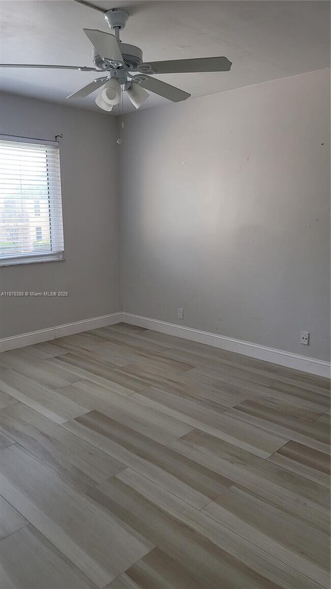 Building Photo - 330 Racquet Club Rd
