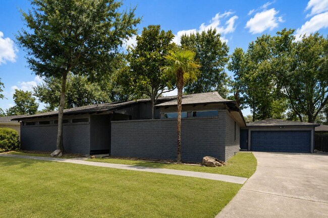 Building Photo - 15811 Pathfield Dr
