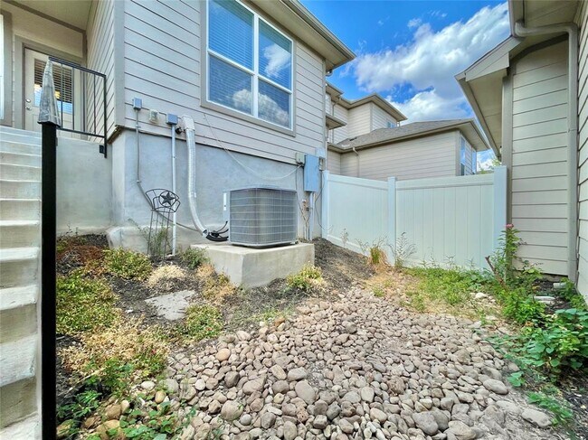 Building Photo - 415 Crater Lake Dr