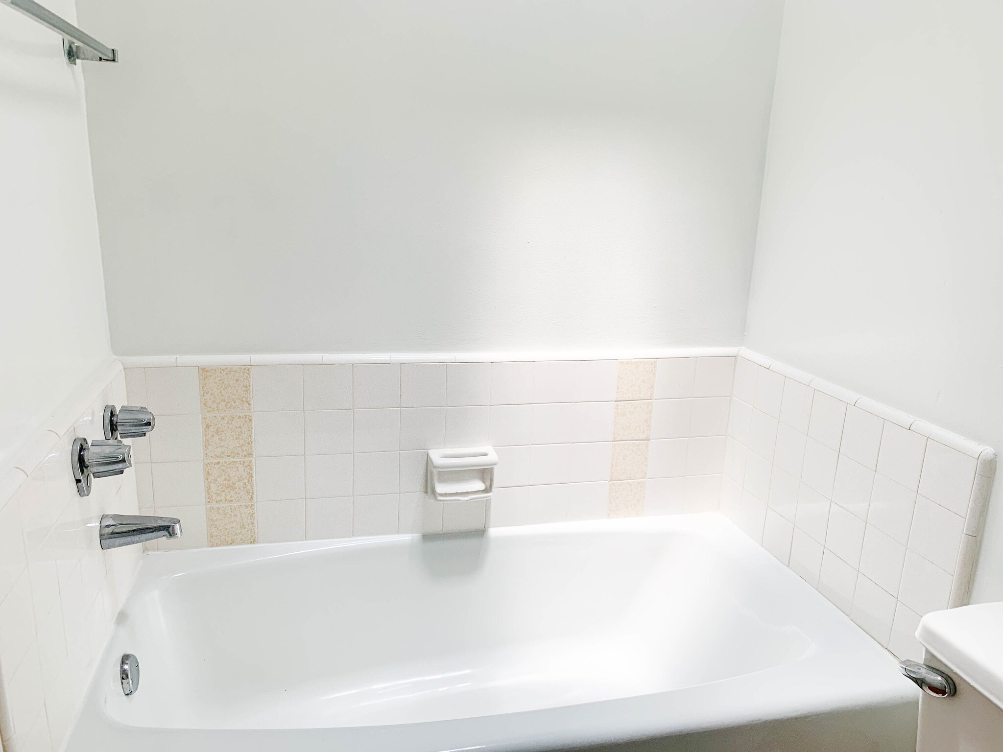 Full bathtub - 1145 N Ogden Dr