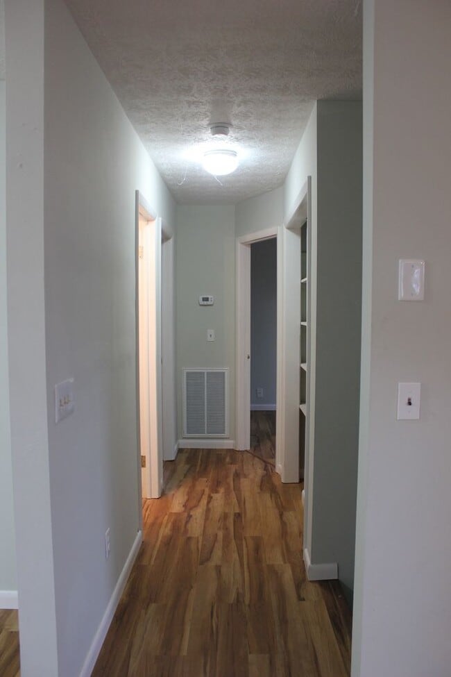 Building Photo - Newly Renovated Apartment for Rent