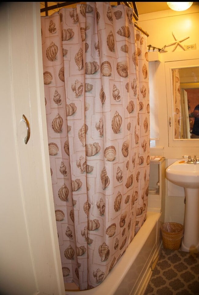 Building Photo - 3 Bedrooms 2 baths Beach House in the City...