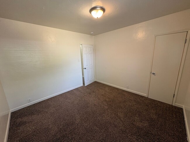 Building Photo - Charming NW Visalia Home Available Now!