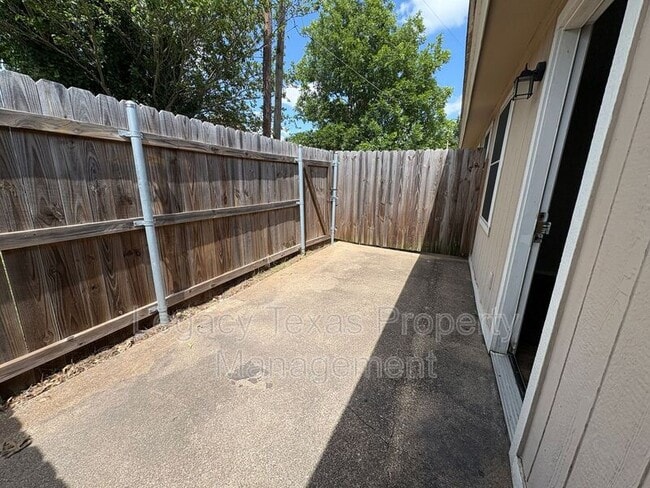 Building Photo - 1410 Courtney Pl