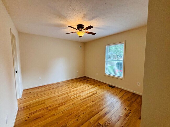 Building Photo - 812 Glade Rd