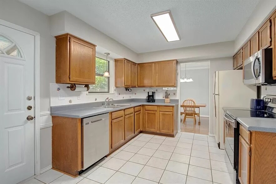 Building Photo - 4052 Pepperwood Dr