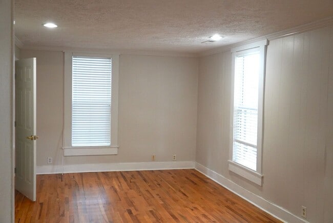 Building Photo - PRE-LEASING! Adorable Bungalow Steps From ...