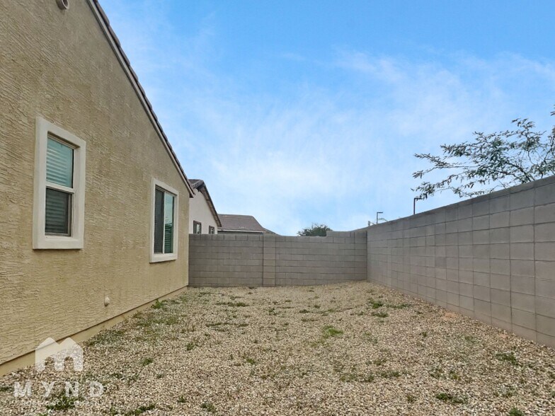 Building Photo - 815 N 109th Dr