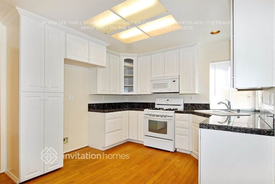 Building Photo - 28121 Orangegrove Ave