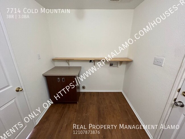 Building Photo - AVAILABLE NOW! 2-Story 3 Bedroom / 2.5 Bat...