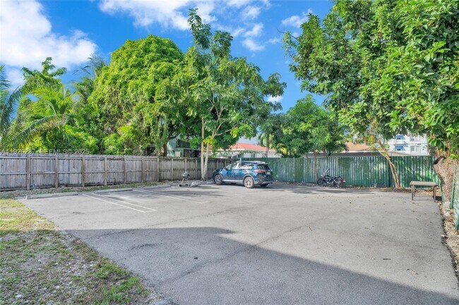 Building Photo - 963 SW 6th St