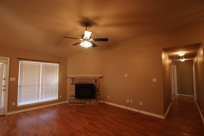 Building Photo - Coming Soon! 3 Bedroom in Flint!