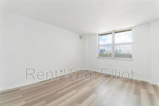 Building Photo - 1625 SE 10th Ave