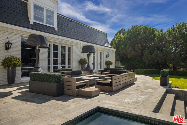 Building Photo - 10847 Bellagio Rd