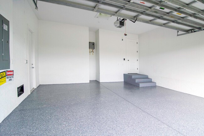 Building Photo - 15633 Lakeland Cir