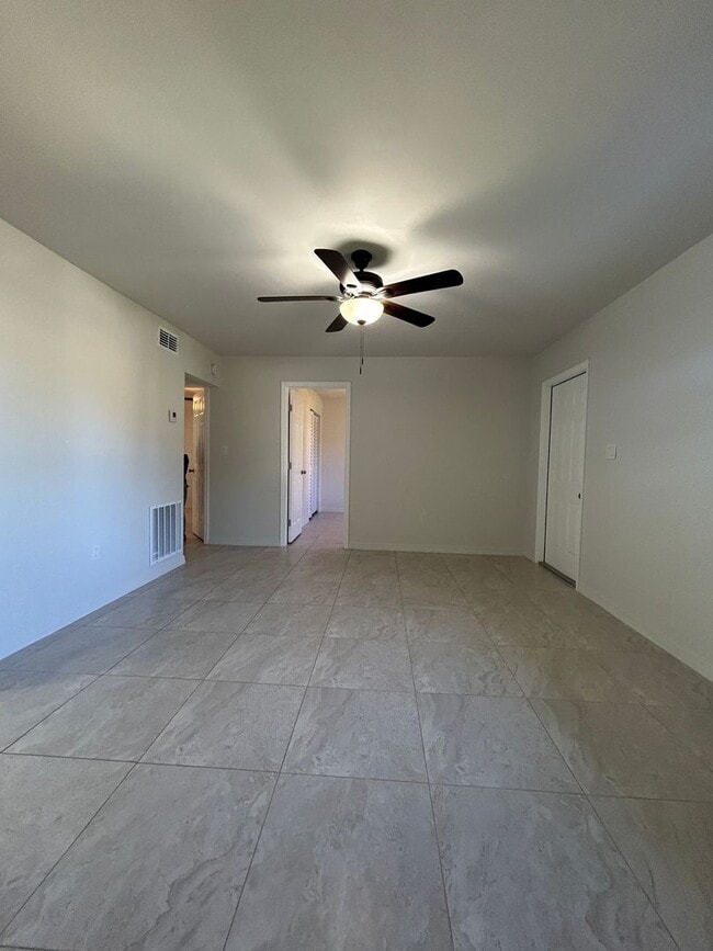 Building Photo - 2 bed 1 Bath Condo