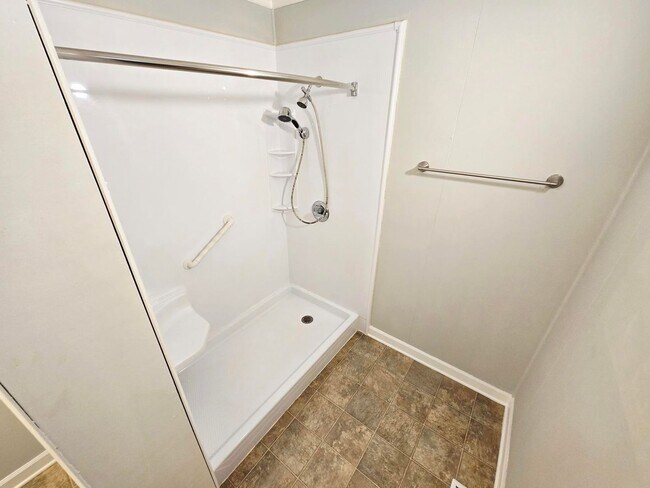 Building Photo - Great 2 bedrooms Home