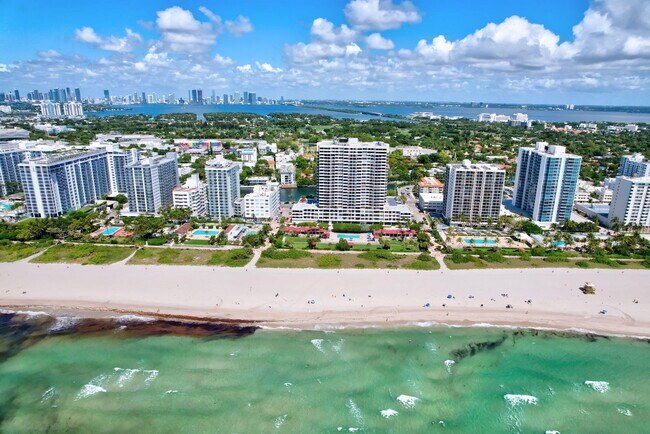 Building Photo - 2555 Collins Ave