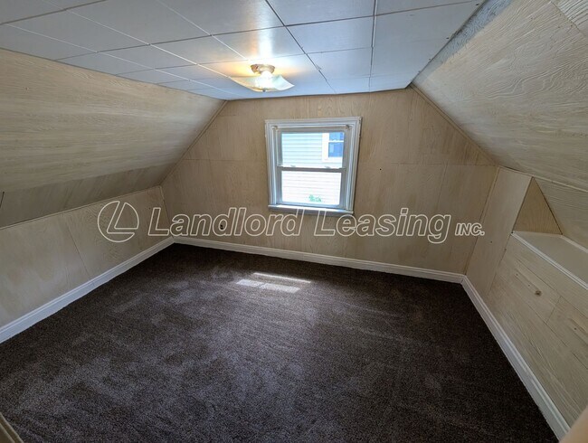 Building Photo - Quaint 3 Bedroom Home with Garage.