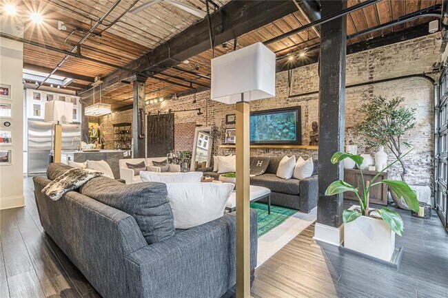 Building Photo - 320 Peters St SW