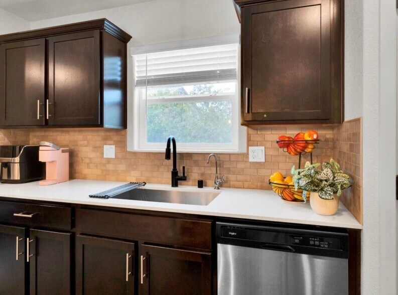 Building Photo - 1672 Thistle Ln