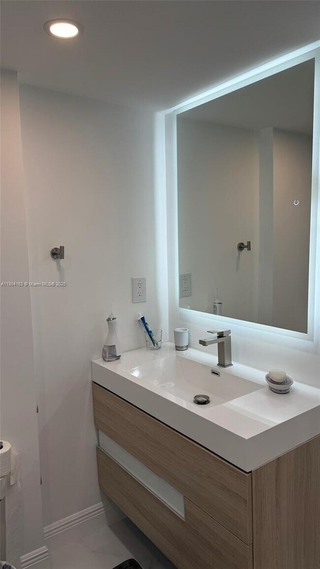 Building Photo - 3625 N Country Club Dr