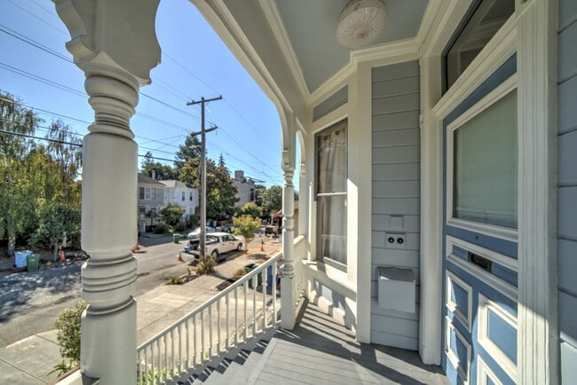 Building Photo - 2225 Blake St