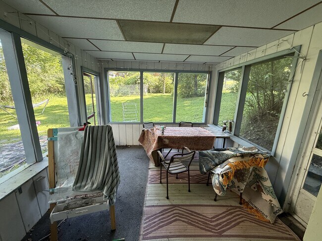 Building Photo - 141 Pearsall Pl