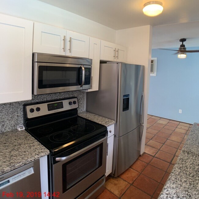 Building Photo - Charming 3 Bedroom 1.5 Bathroom POOL Home in Orlando!!