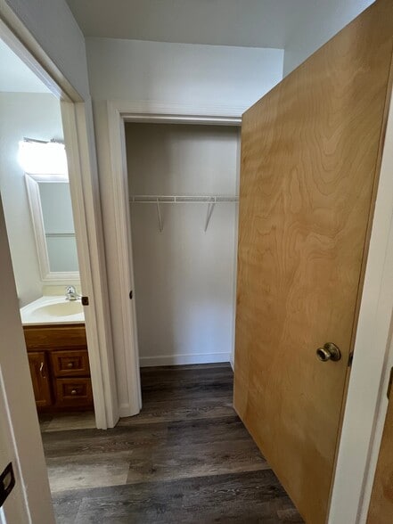 Building Photo - 1427 N Paris St