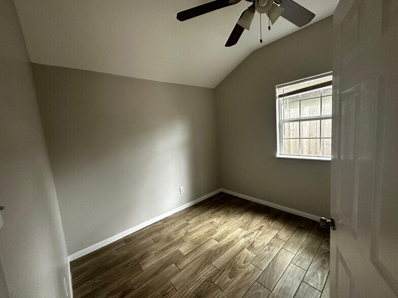 Building Photo - 304 Truman St,