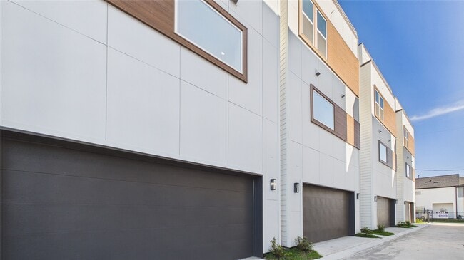 Building Photo - 2417 Harrington St