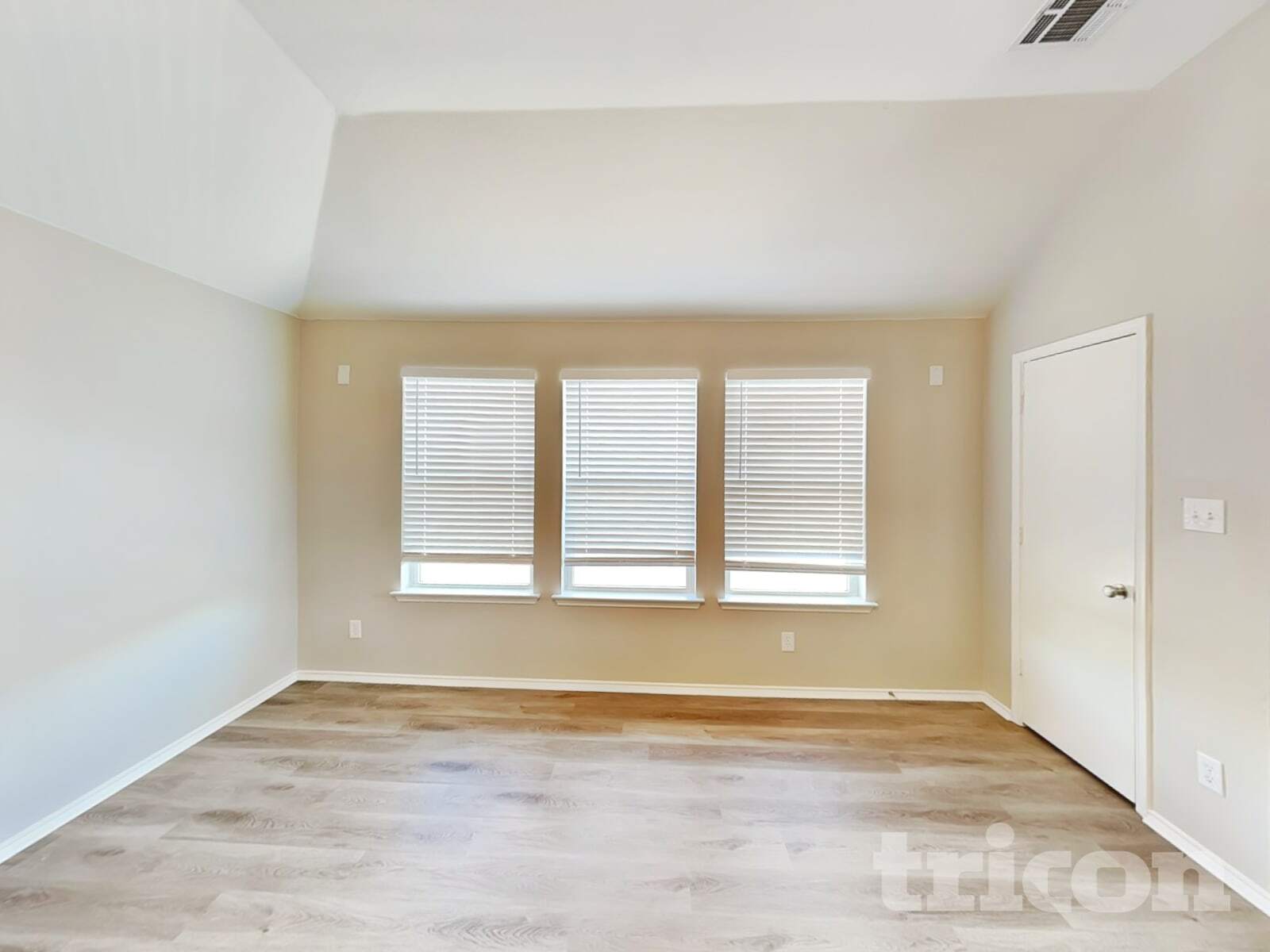 Building Photo - 1609 Hillside Dr