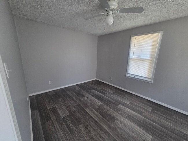 Building Photo - 4 Bed 1 Bath - NEW TO MARKET