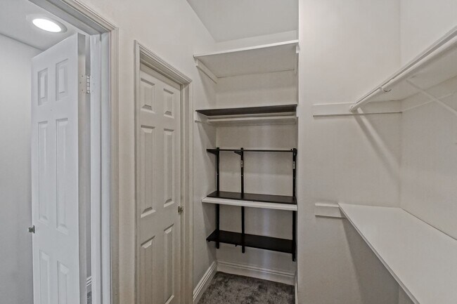 Building Photo - NICELY REMODELED, 2BR2.5BA, 1700 SQ FT CON...
